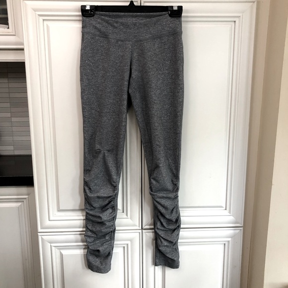 *Flaw* Rouched bottom Ivivva girls reversible leggings π - Picture 1 of 10